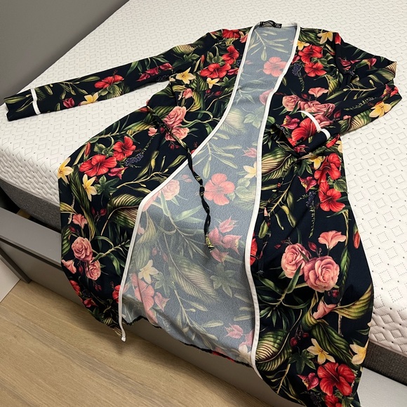 Floral duster - boohoo floral shirt dress w/flare sleeves - zara - Picture 1 of 2